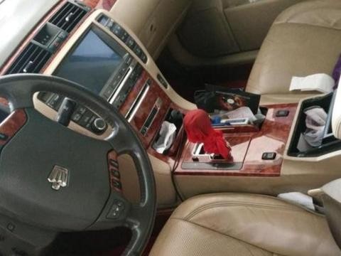 修理厂来了一辆丰田皇冠，修车师傅拆开排气管后，竟然变成这样！