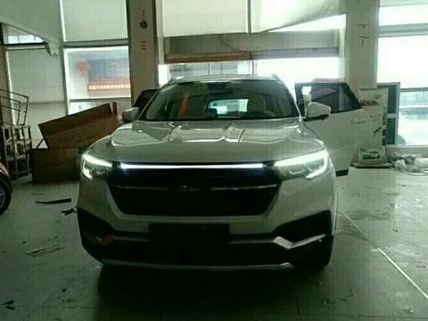 众泰T500到店, LED灯贯穿车头,帅的一塌糊涂,售6万哈弗H6歇菜了