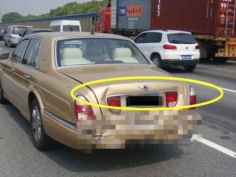 600万宾利雅致被大众追尾，可是大众车主却笑了！