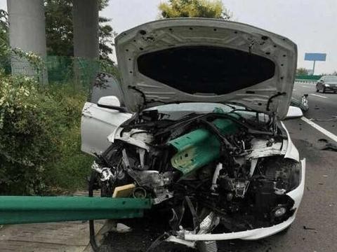 宝马5系猛撞护栏遭“开膛”，安全气囊一个没弹，车主被一箭穿心