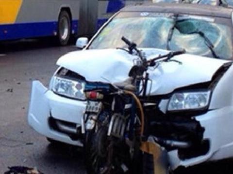 大众宝来撞上了电动车，车主下车后说以后买车再也不买大众了