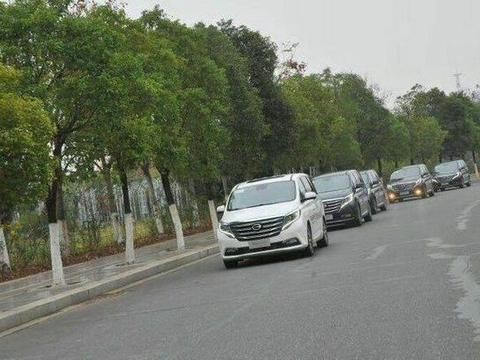 街头偶遇传祺GM8车队，颜值犀利不输别克GL8