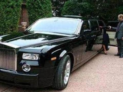 劳斯莱斯送十万块钱的雨伞算什么！买宾利SUV直接送两把猎枪