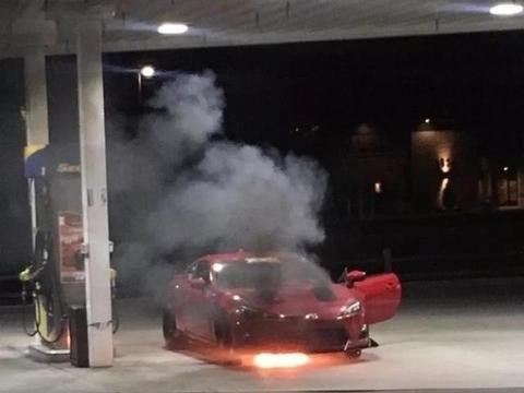 丰田86加油站深夜着火