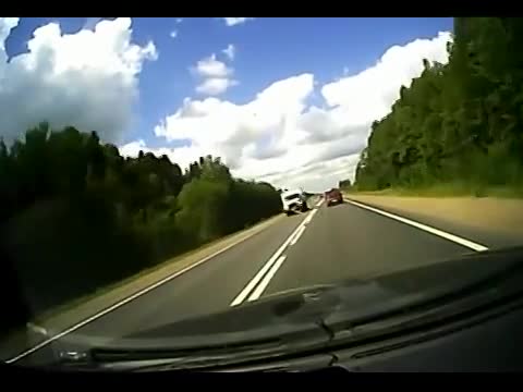 两司机这样超车，害惨一客车无辜乘客