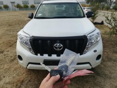 裸车价35万元从港口买辆丰田普拉多乞版，车主：买回家后自己改装