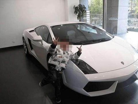 小孩碰了一下兰博基尼，4S店员工让他走远点，结果家长笑了！