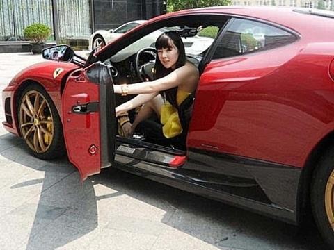 开500万法拉利的90后美女，她的生活是什么样的
