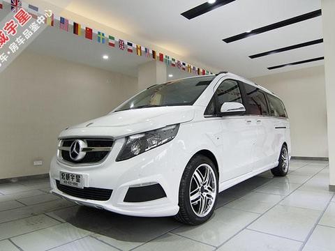 这款奔驰车内竟然有升降曲面大电视，还能远程无线控制车内设备