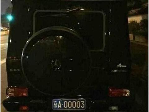 奔驰G车被留纸条，欲要八百万买车牌 网友：800万够买一个角