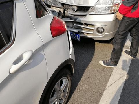 宝骏310马路遭面包车追尾, 车主: 宝骏这表现连自己都没想到