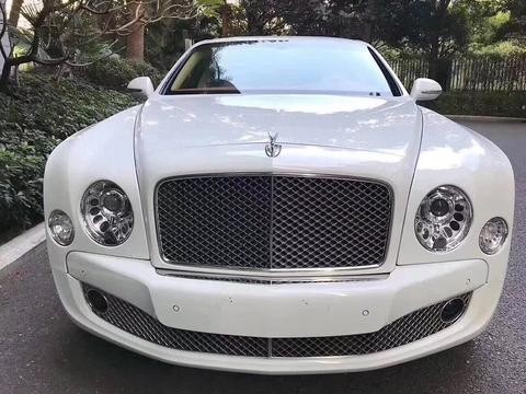 二十万每平的小区内，宝马车主：隔壁邻居又提新车了？