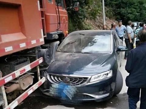 吉利博瑞撞上了国产货车，路人看到后都说国产车果然不靠谱！