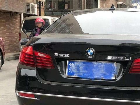 这款宝马5系车标让宝马倍感压力