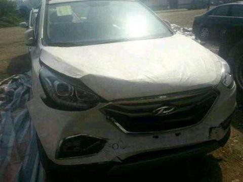 停车场偶遇大批现代ix35运损车,保险杠都没了,4S店: 统统8万处理