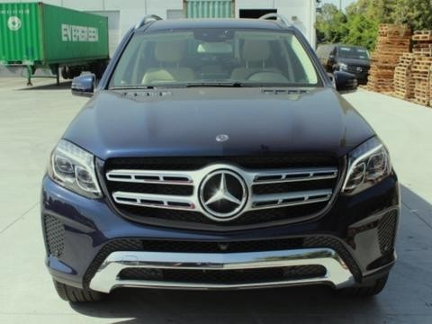 18款美规版奔驰GLS550的线条依旧粗狂有着那股子魁梧劲儿