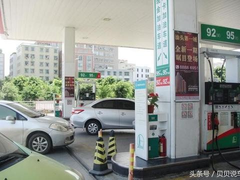 小伙开车剐蹭吴京奔驰，不但不用赔偿，还和偶像合影留念