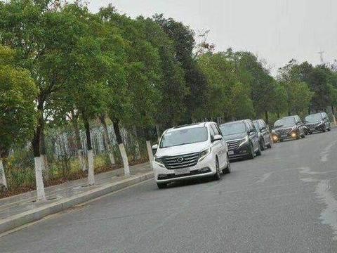 偶遇传祺GM8车队, 颜值犀利不输别克GL8, 这将是国产最强MPV