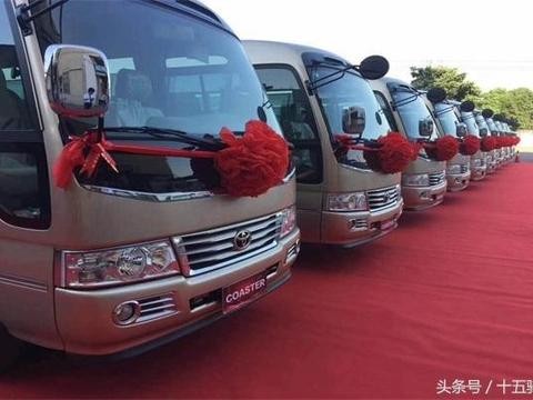 现代领导的八抬大轿，外观极其低调的丰田考斯特，打开车门秒懂！