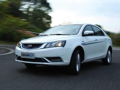 国道上吉利帝豪又遇事了，围观老大爷拍下照片称：告诉孩子买国车