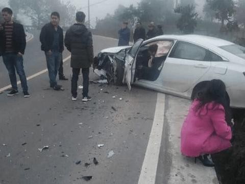 本田思域与哈弗H6正面猛撞，挪车后，撞赢了的思域被骂惨了