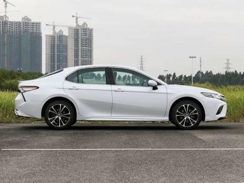 车长4米9, 颜值与阿特兹对拼, 舒适度不输天籁, 售17万迈腾要心酸