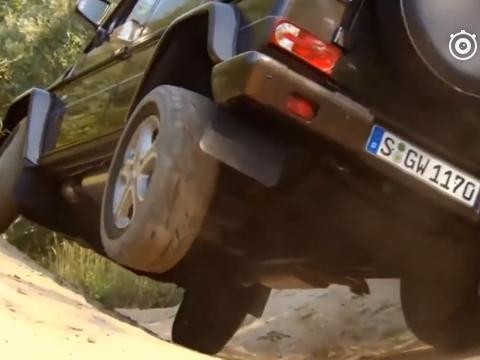 奔驰G级为什么越野那么厉害？趴到车底看看它的独立悬挂就知道了