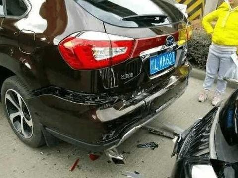 美国林肯强吻国产“公路坦克”，交警看事故现场都瞪大了眼睛