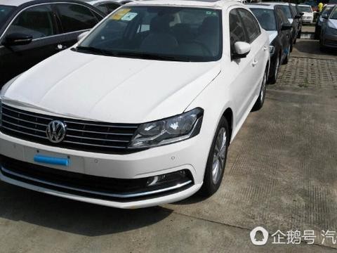 男子攒钱又贷款买了台17款朗逸 朋友看到方向盘后说这是15款朗逸