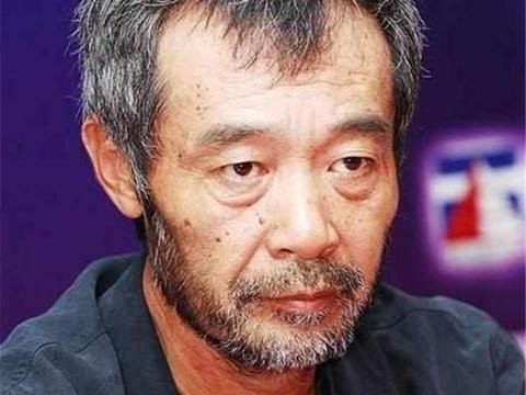 比陈凯歌厉害，胜过张艺谋，因一部剧被雪藏10年，现一辆豪车没有