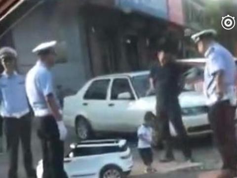三岁小朋友违章驾驶 被交警带走