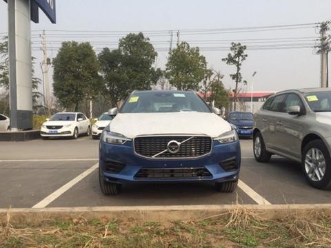 停车场偶遇18款全新沃尔沃XC60，雷神之锤大灯配上维京之斧尾灯