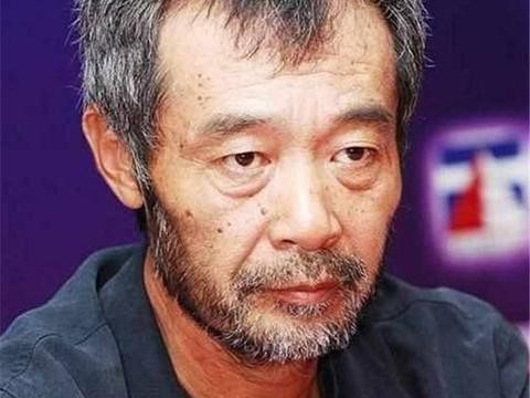 比陈凯歌厉害，胜过张艺谋，因一部剧被雪藏10年，今65岁豪车都没