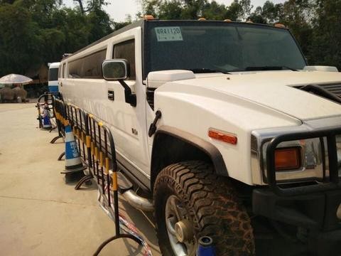 200多万加长版悍马H2竟然被丢弃在荒郊野外，真的太可惜了！