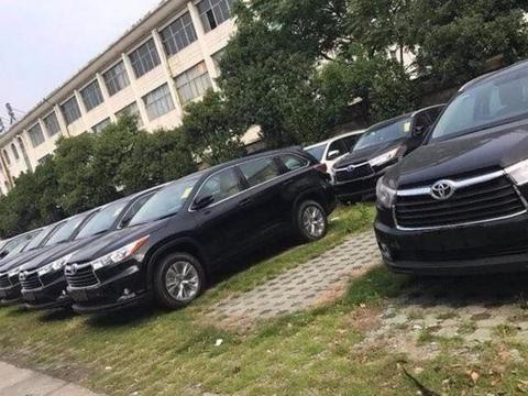 丰田汉兰达试驾车被4S店百菜价甩卖，统统6折，我到底要不要买