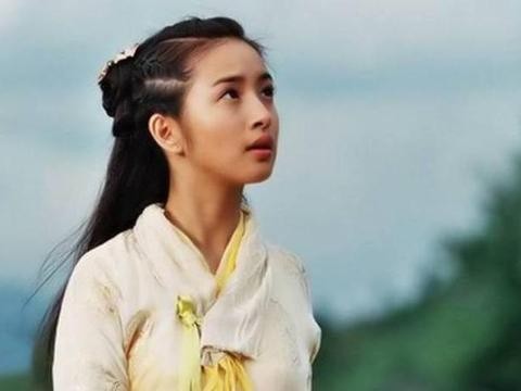 她是《天外飞仙》中的“小七”，车牌尾号666，今嫁豪门坐豪车