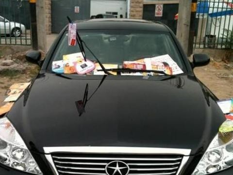 爱车被小广告插得“体无完肤”怎么办？