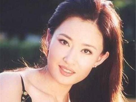 曾红过赵丽颖，因拍戏解衣哺乳遭雪藏，今40岁开上豪车成这般！