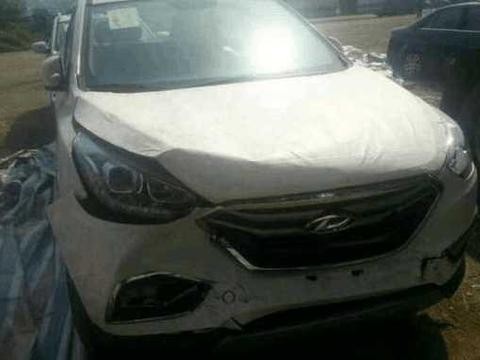 大批现代ix35运损车停满广场，轴都撞断了，店员：统统8万处理