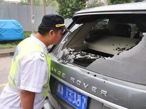 路虎揽胜车玻璃被砸，路人看到车内的情况后都说车主太抠了