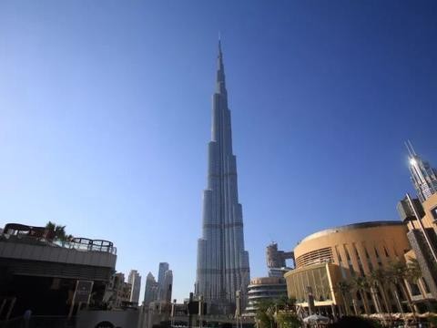 在迪拜繁华的City Walk街区展厅，我看到了一辆中国品牌的电动车