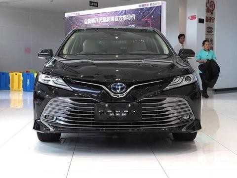 全新凯美瑞到店实拍，订车还要加价8000，帕萨特、迈腾偷偷乐了？