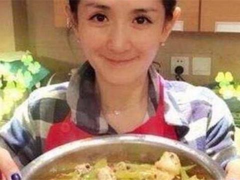 同样是怀孕，谢娜在家养胎，豪车闲置，而她坐豪车出门，还化浓妆