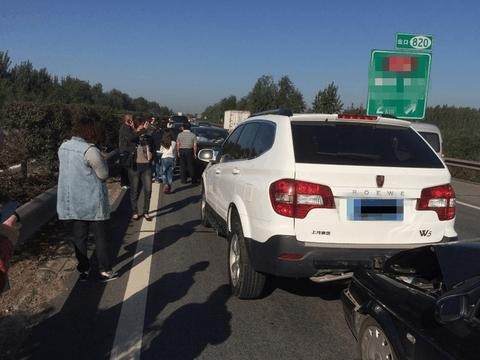 桑塔纳高速追尾带流氓钩的荣威W5, 移车之后, 车主当场崩溃