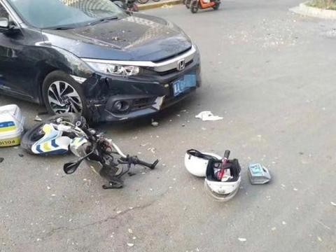 本田思域马路将摩托车撞成两截，挪车后，车主：思域这进步很大