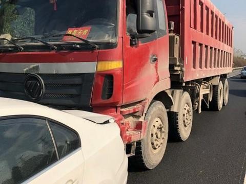 大众速腾高速遭大货车追尾，车主：用最小的代价换回自己的生命