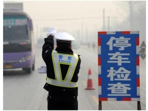 这辆帕萨特被交警拦下, 打开车门后, 车子直接就被扣下了!