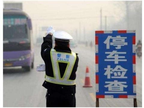 这辆帕萨特被交警拦下, 打开车门后, 车子直接就被扣下了!