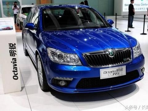 斯柯达的发动机罩被车主无意撕开，发现这个，瞬间喜笑颜开