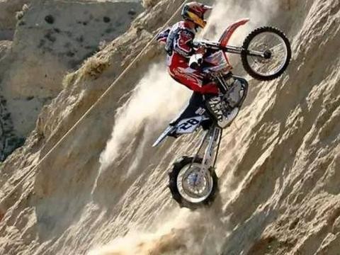 号称摩托中的牧马人，仅4万越野完爆路虎，飞檐走壁都不在话下